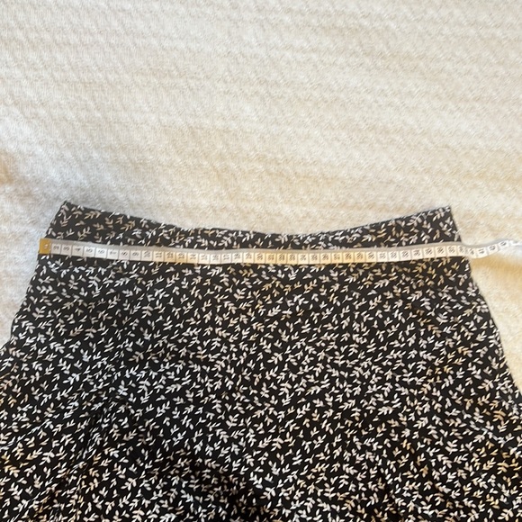 Reitmans black and white patterned skirt || size 6 - Picture 6 of 7